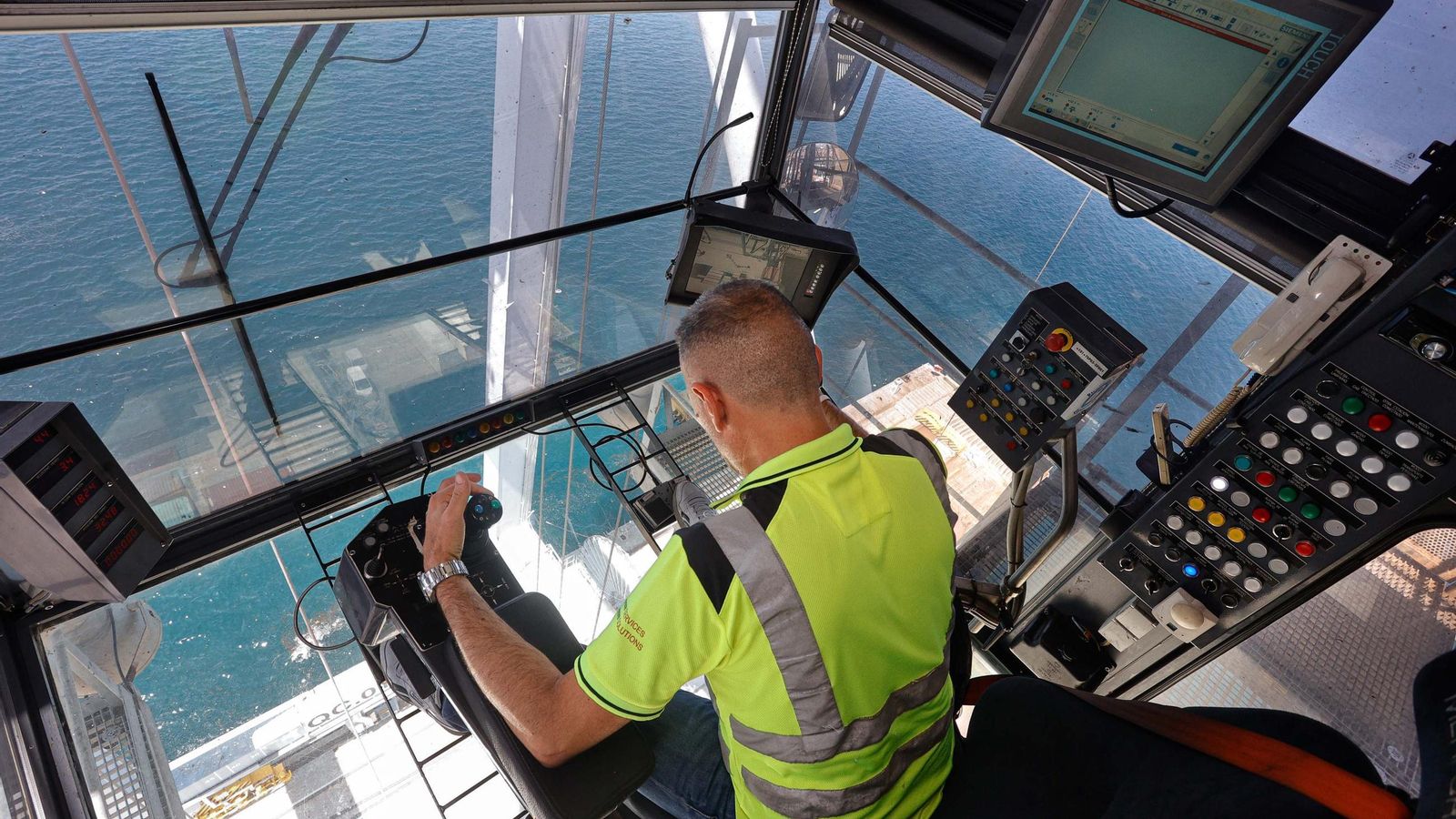 Galería | Una supergrúa de 110 metros se instala en Guixar