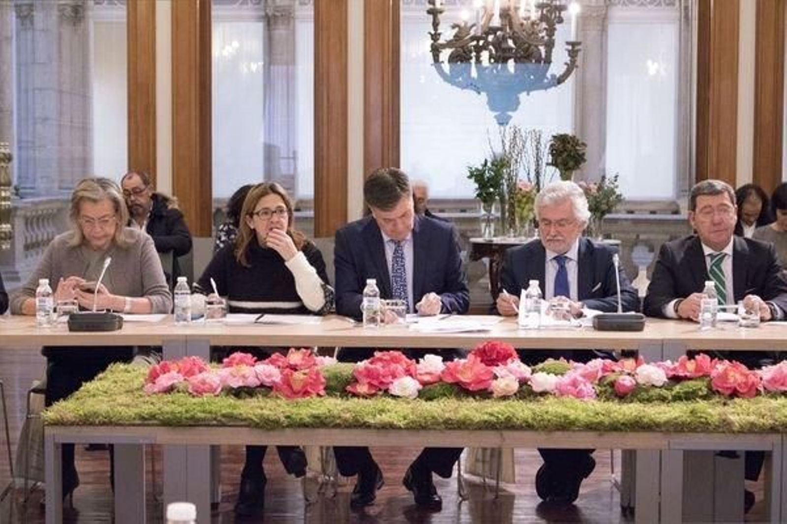 Rosendo Fernández, segundo por la derecha, ayer en la  reunión de la Comisión de Diputaciones, en Pontevedra.