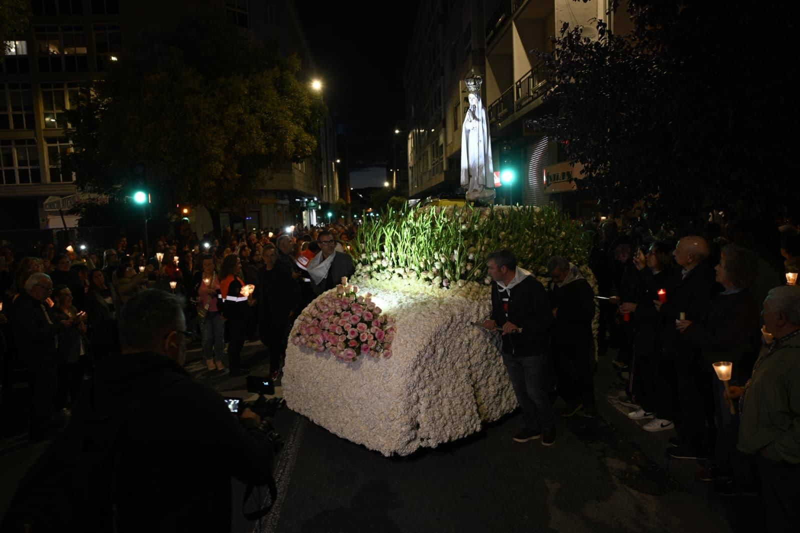 Fieles de todas las edades portaron sus antorchas y velas encendidas en señal de promesa, agradecimiento y fe.