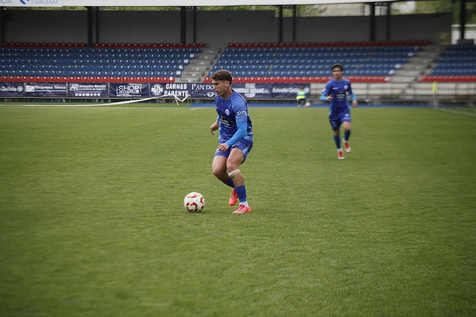 Galería | El Ourense CF sumó su primera derrota en el fortín de O Couto