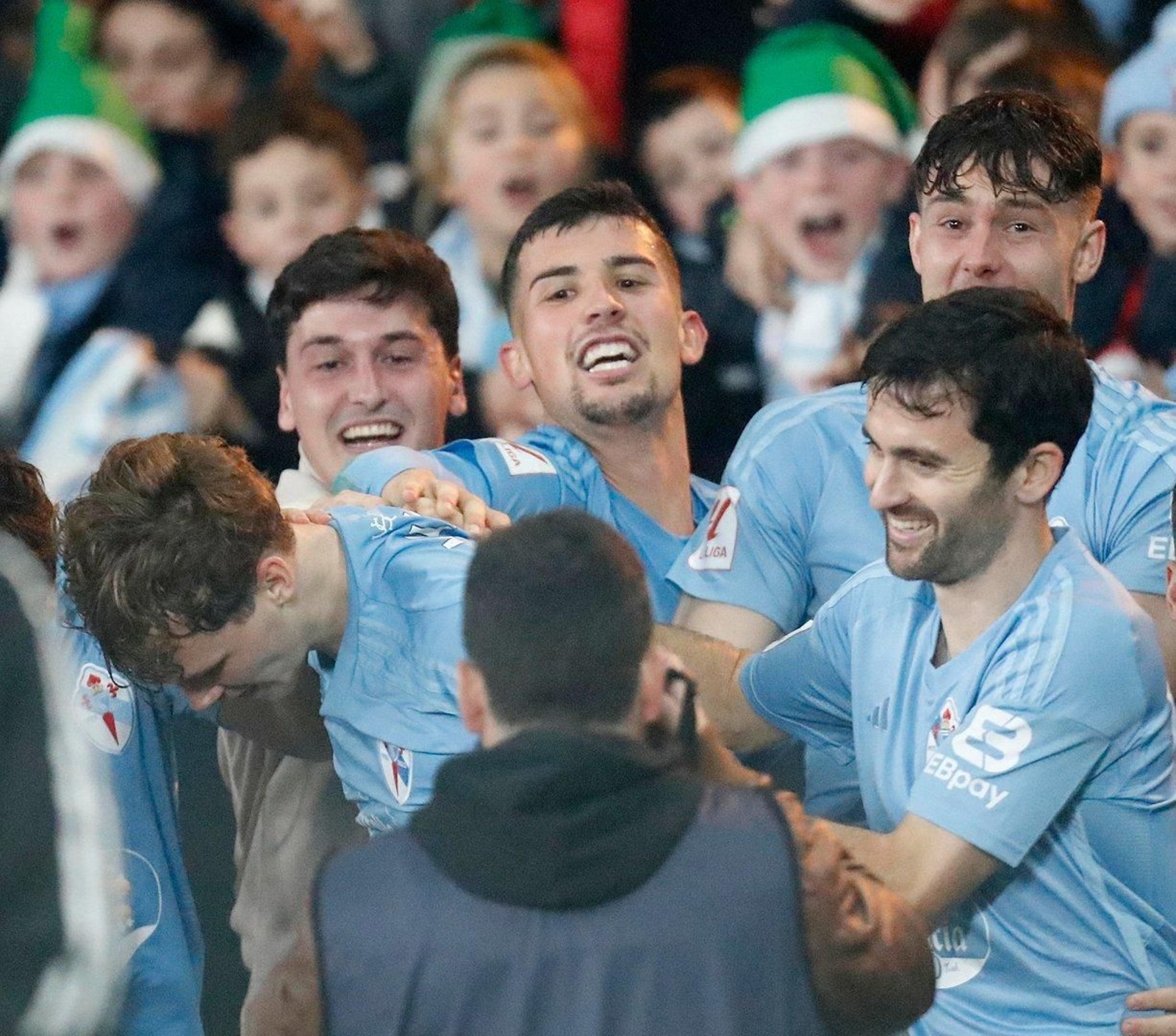 Los jugadores celebran el gol de Swedberg.