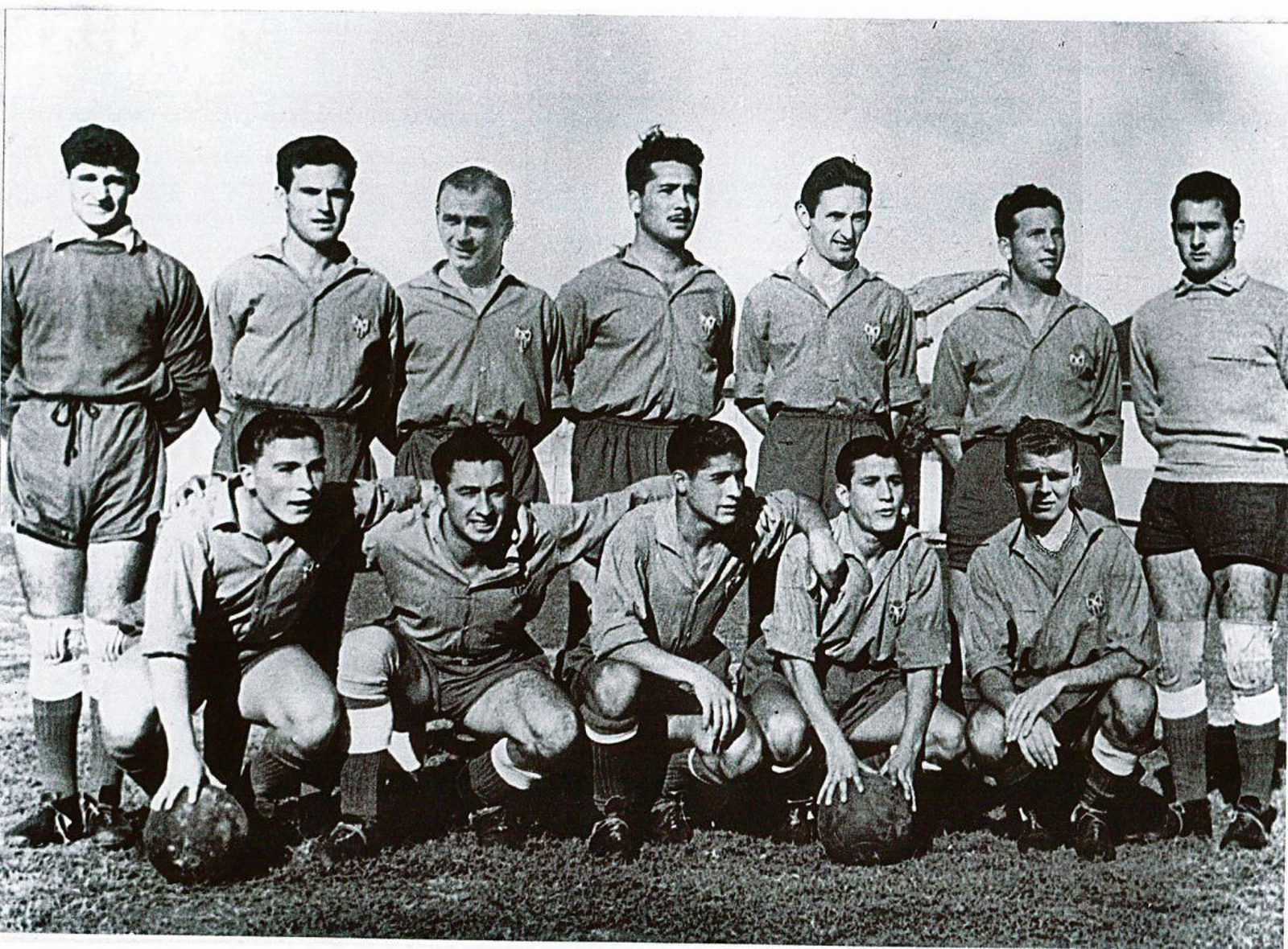 La historia era así. Un rico y anónimo emigrante ourensano en América tuvo la feliz idea de pagar fuertes primas a las estrellas del fútbol nacional de 1954, Di Stefano, Kubala y Wilkes para que vinieran a Ourense a enfrentarse al Club Deportivo Orense que contaba con los no menos magníficos jugadores de la fotografía.