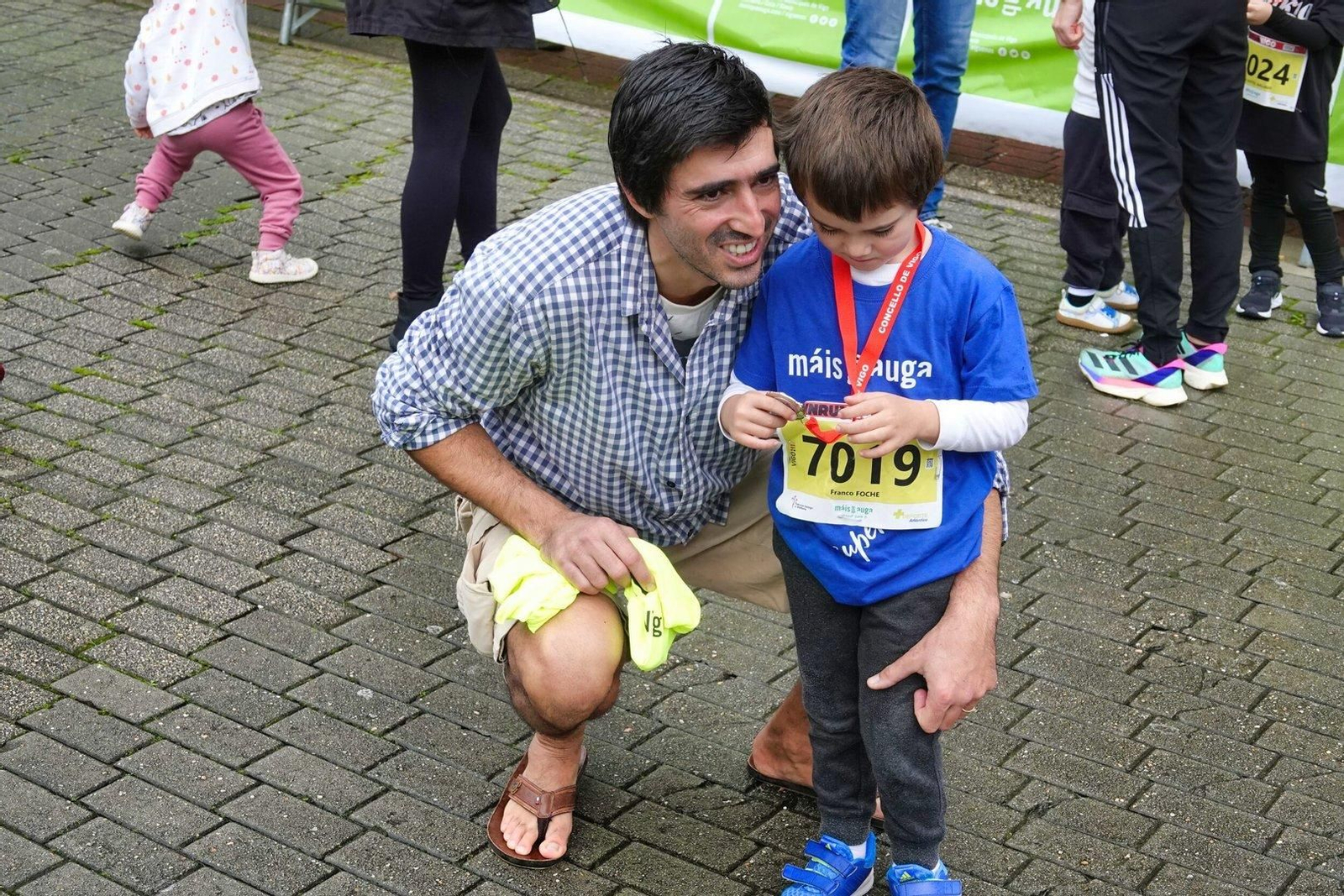 Un pequeño con su medalla.