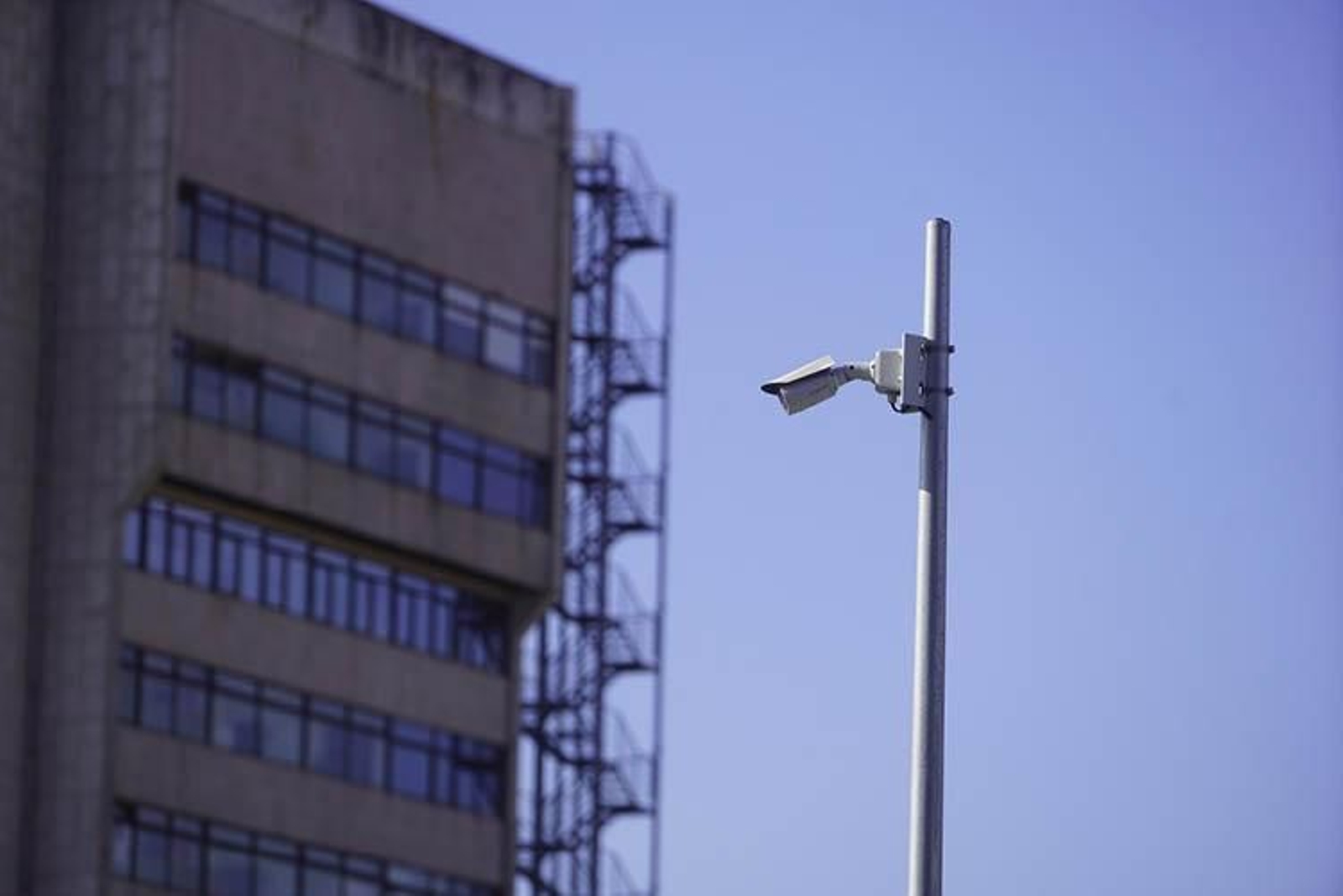 Una cámara lectora de matrículas ante el edificio del Concello.