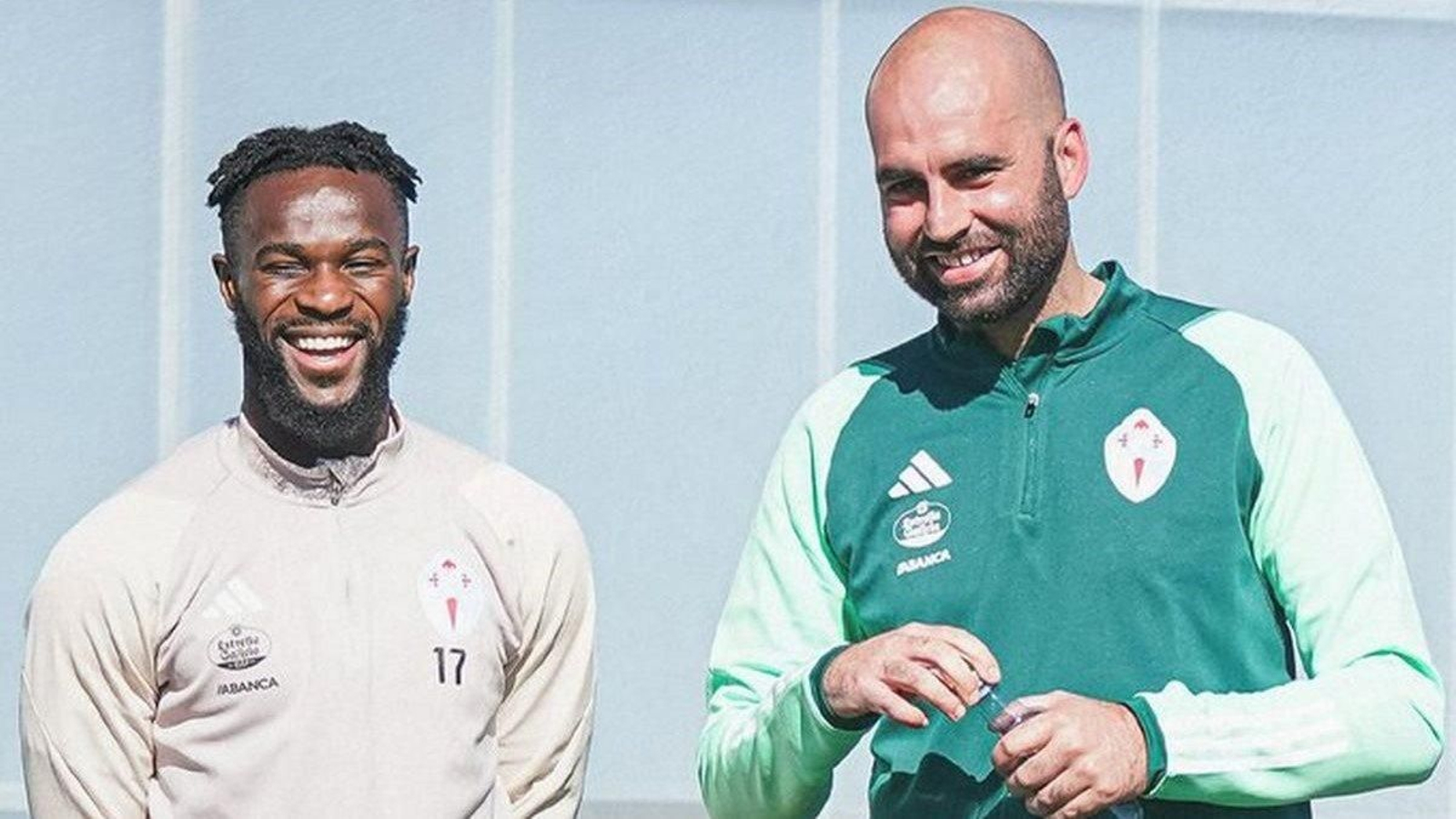 Jonathan Bamba y Claudio Giráldez bromean durante un entrenamiento en Mos.