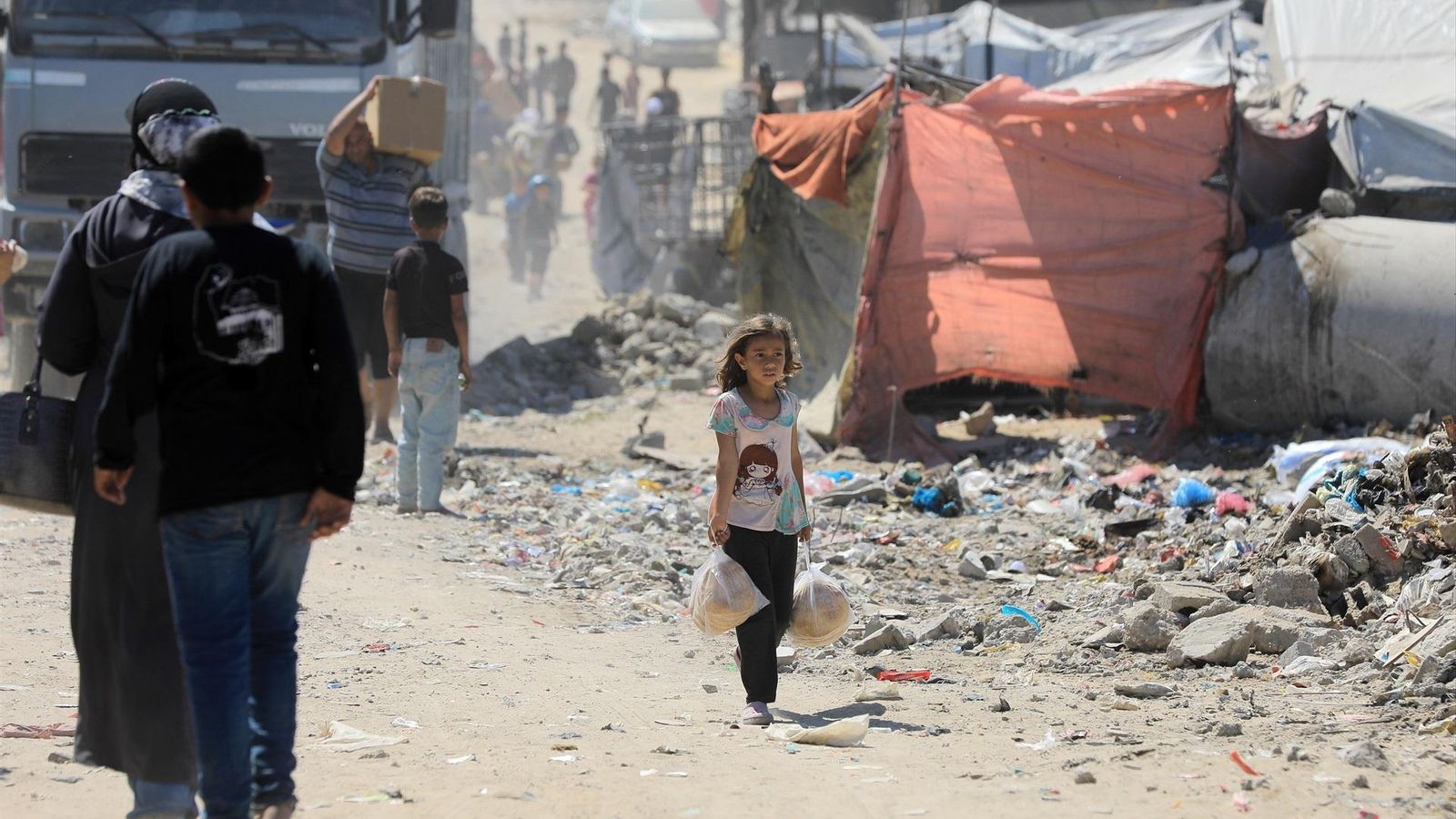Una niña entre tiendas de refugiados en Gaza