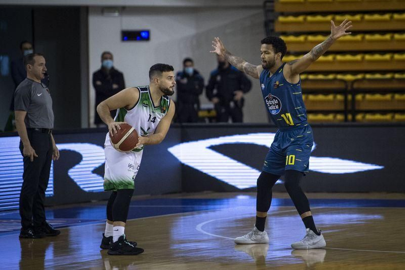 Partido en el Pazo entre el COB y el Cáceres // FOTO: ÓSCAR PINAL