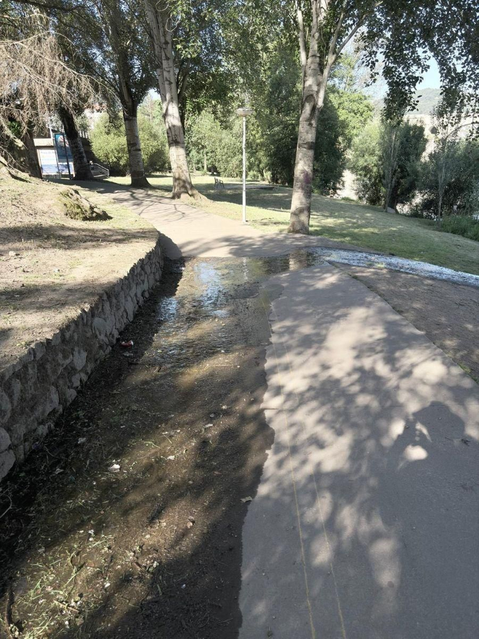 Fuga de agua, en la zona que está debajo de la pasarela del centro comercial, en Ourense.