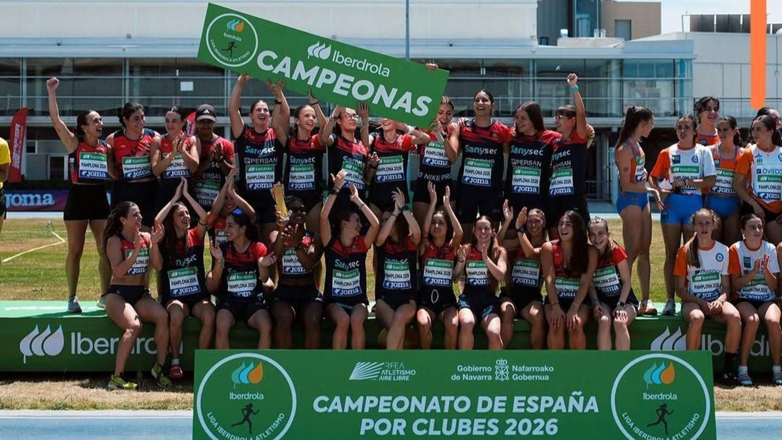 El equipo femenino del Sanysec Ourense Atletismo, en el podio celebrando el ascenso.