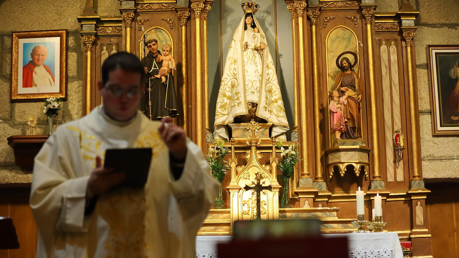 Yerai Fariñas oficia una misa en el Santuario de Os Gozos el pasado año. (FOTO: JOSÉ PAZ)