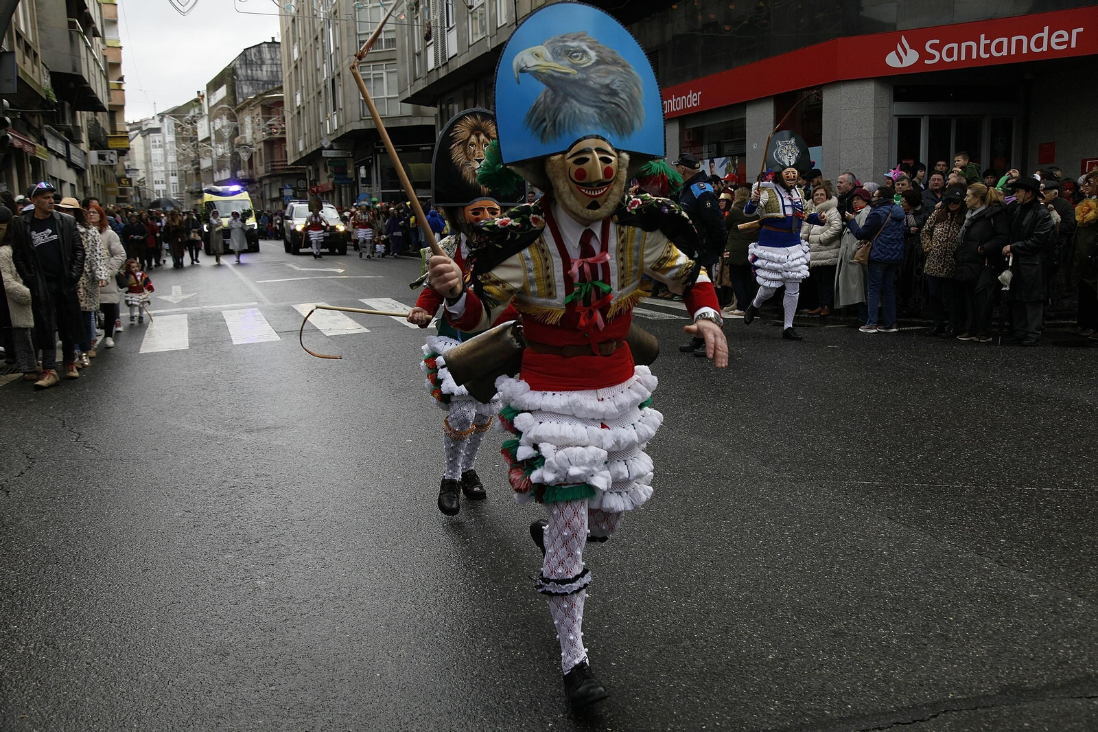 Galería | Música, color y tradición con las llegada de los Cigarróns a Verín durante el Domingo de Corredoiro
