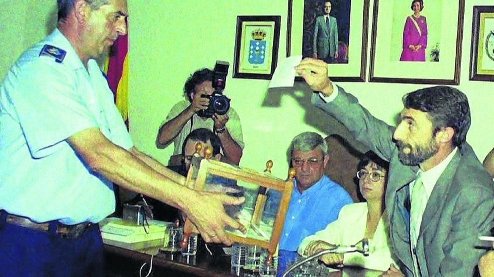 El alcalde, Domínguez Freitas, votando la moción que perdería.