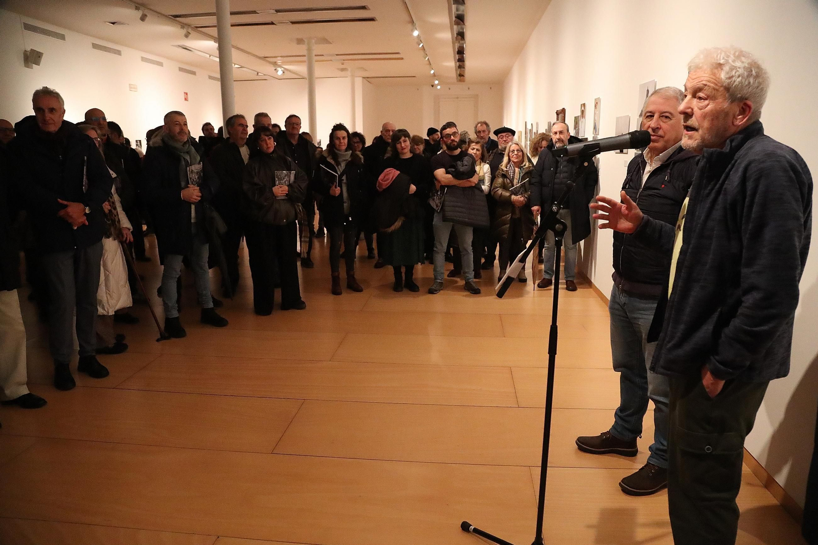 Santiago Barreiros comenta acerca de su exposición a los visitantes.