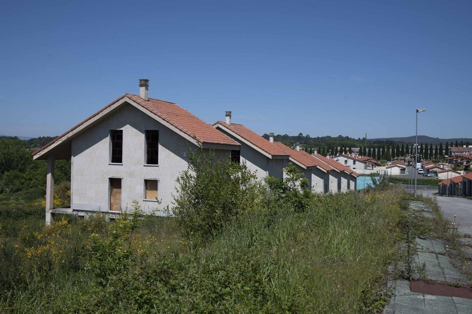 Un adosado sin terminar en la urbanización de Val do Seixo, en A Manchica (A Merca). (Foto: Xesús Fariñas)