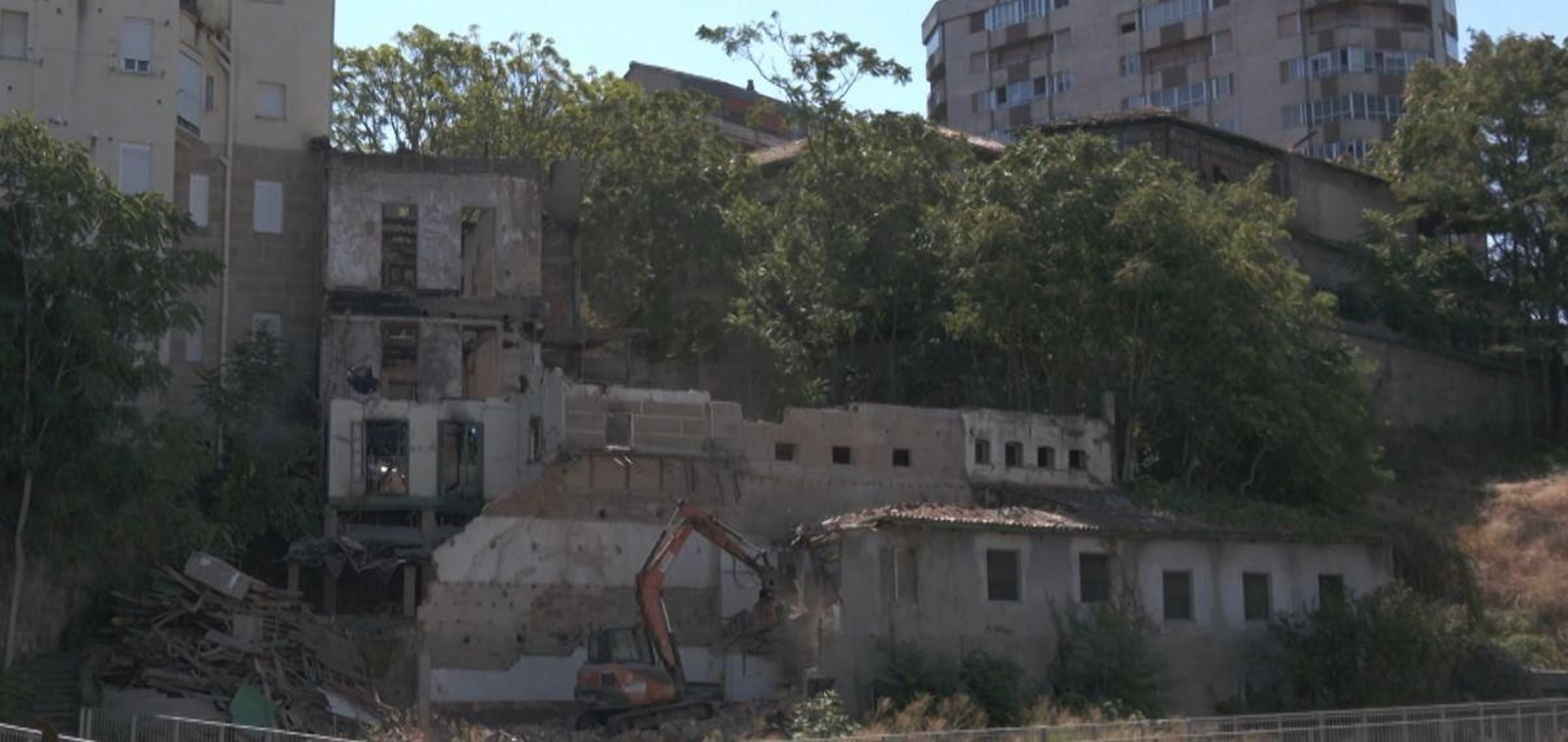 Las tareas de demolición en la antigua Casa de Baños, en Ourense.