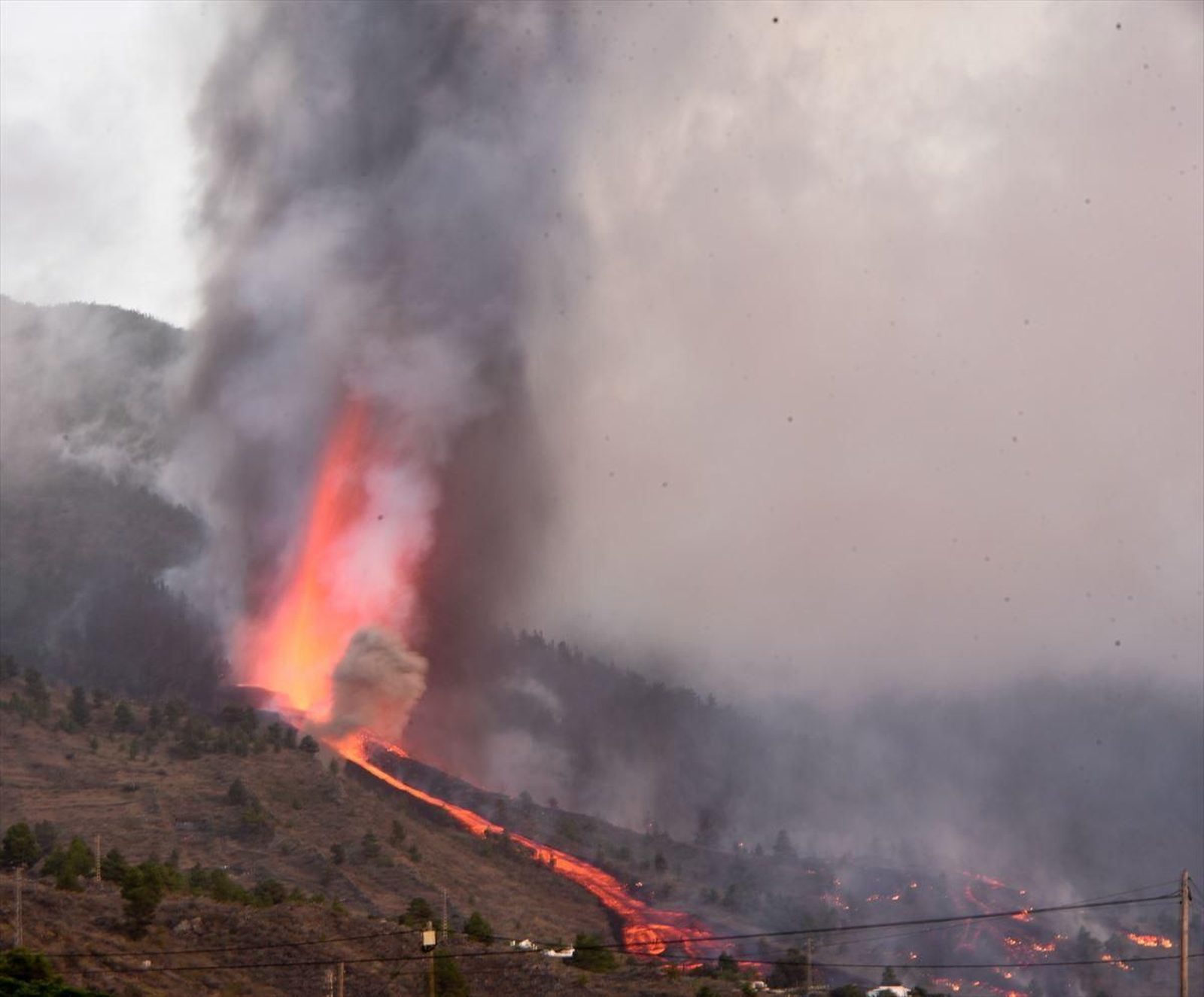 El volcán producido en la isla de la Palma, durante su quinto día en erupción.