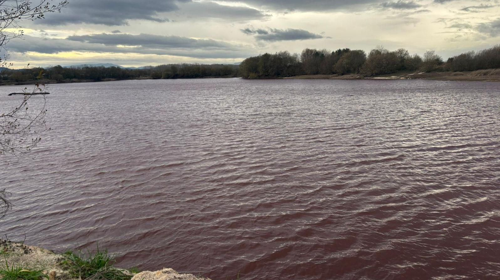 Vertido na lagoa de Antela, o xoves en Sarreaus.