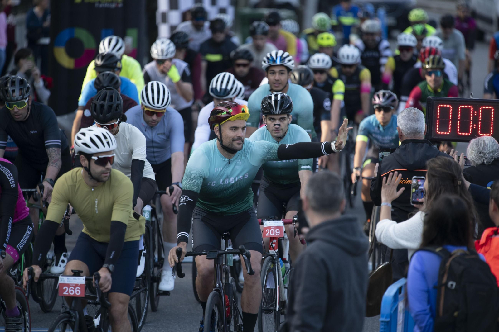 La concurrida salida de la Ourense Strade Termal 2026 en el Hotel Balneario de Lobios, evento que alcanzó su novena edición por la Baixa Limia y el norte de Portugal.