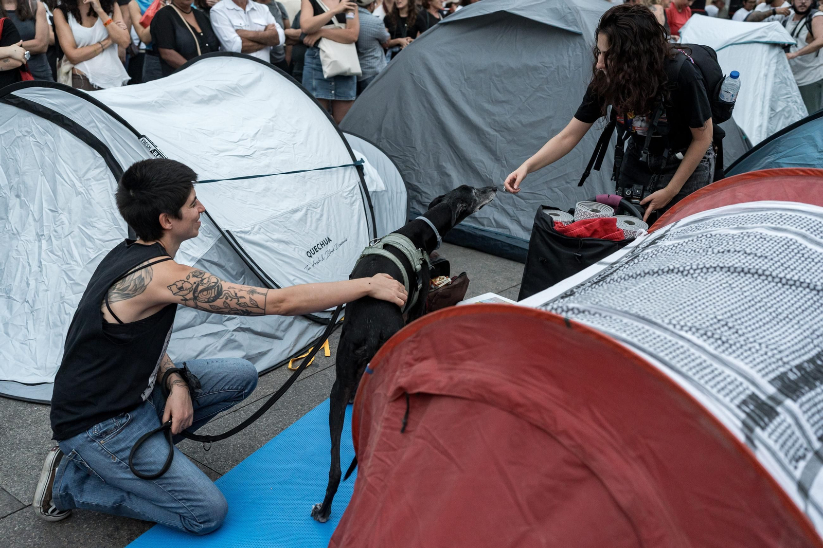 Dos jóvenes en la acampada en la Plaza del Sol por la vivienda.