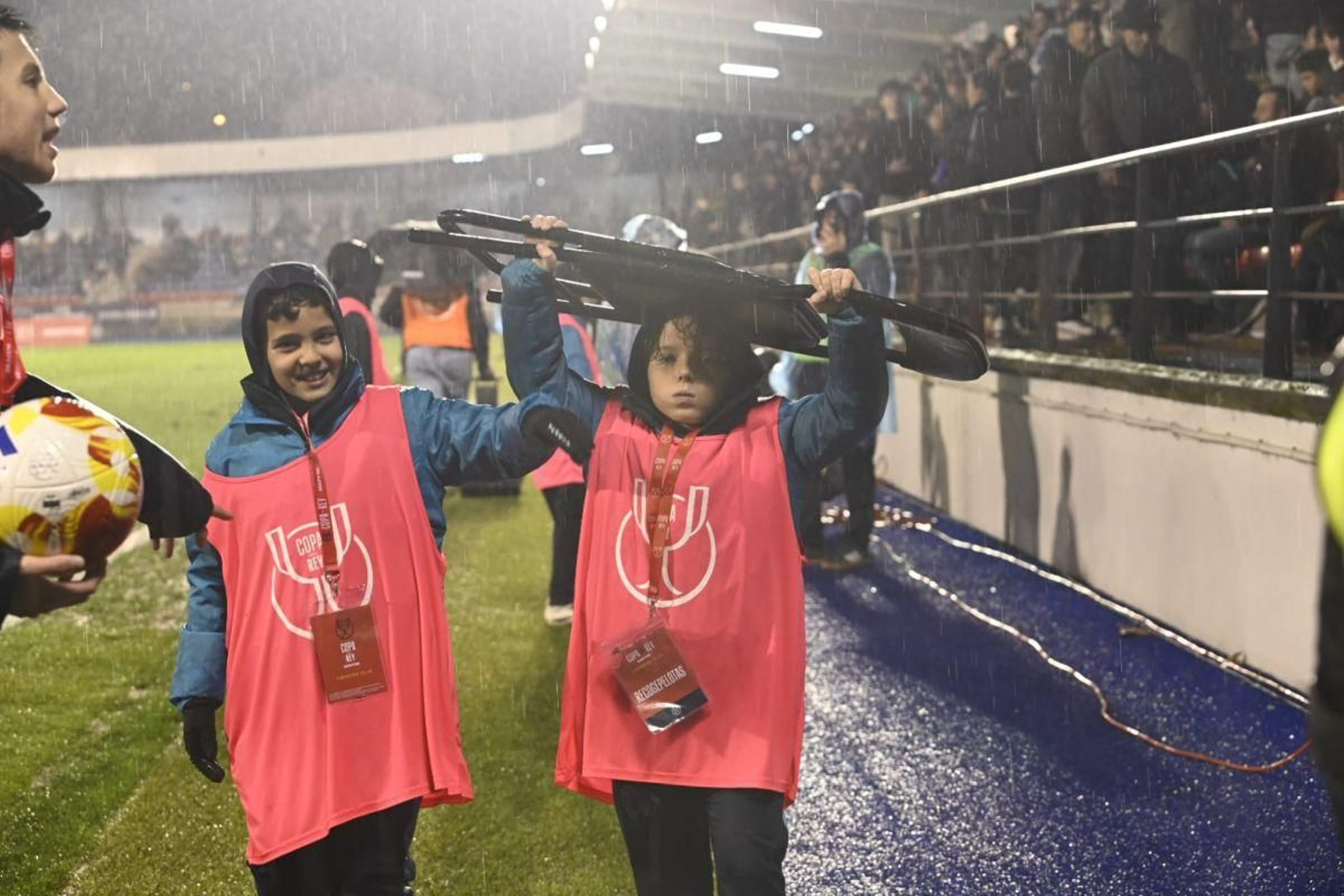 Los jóvenes recogepelotas disfrutaron de un partido bajo la lluvia