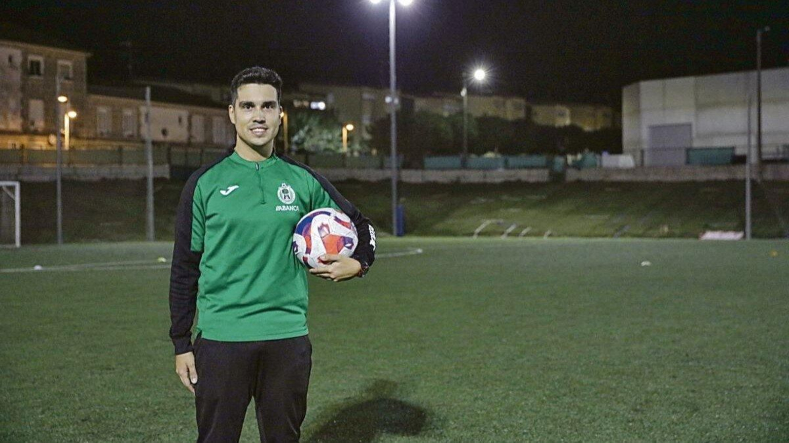Marc Barreiro, entrenador del Arenteiro B, antes de iniciar un entrenamiento en A Uceira.