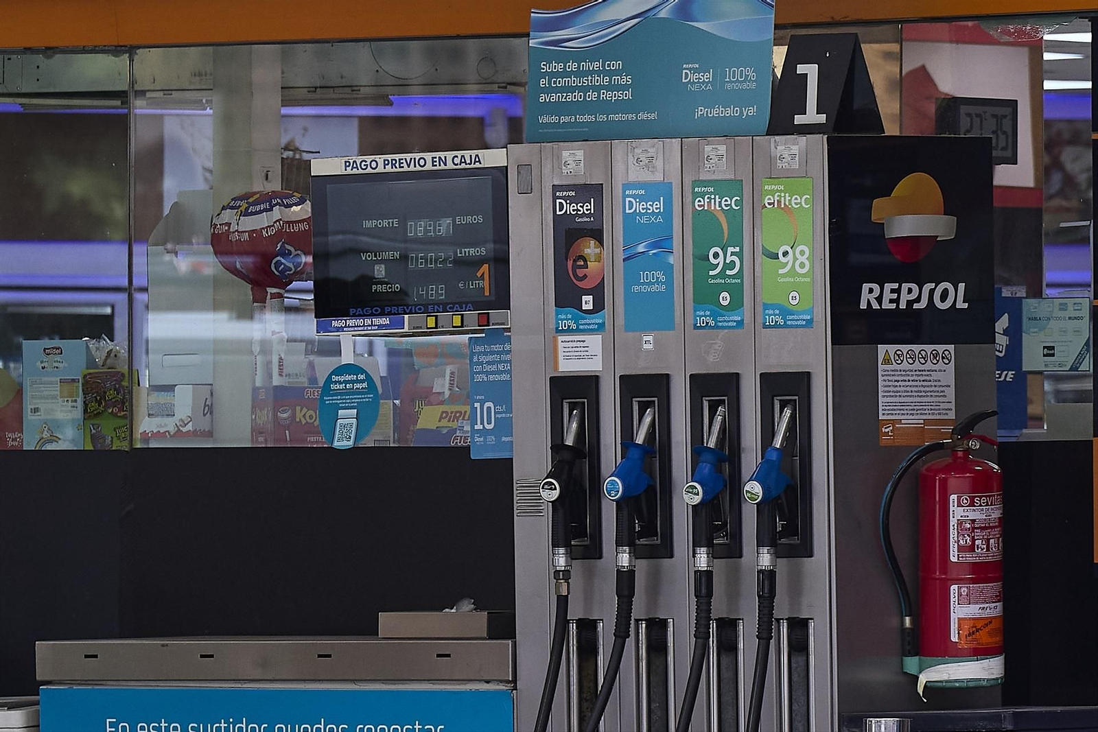 Surtidores de una gasolinera de Repsol en Madrid