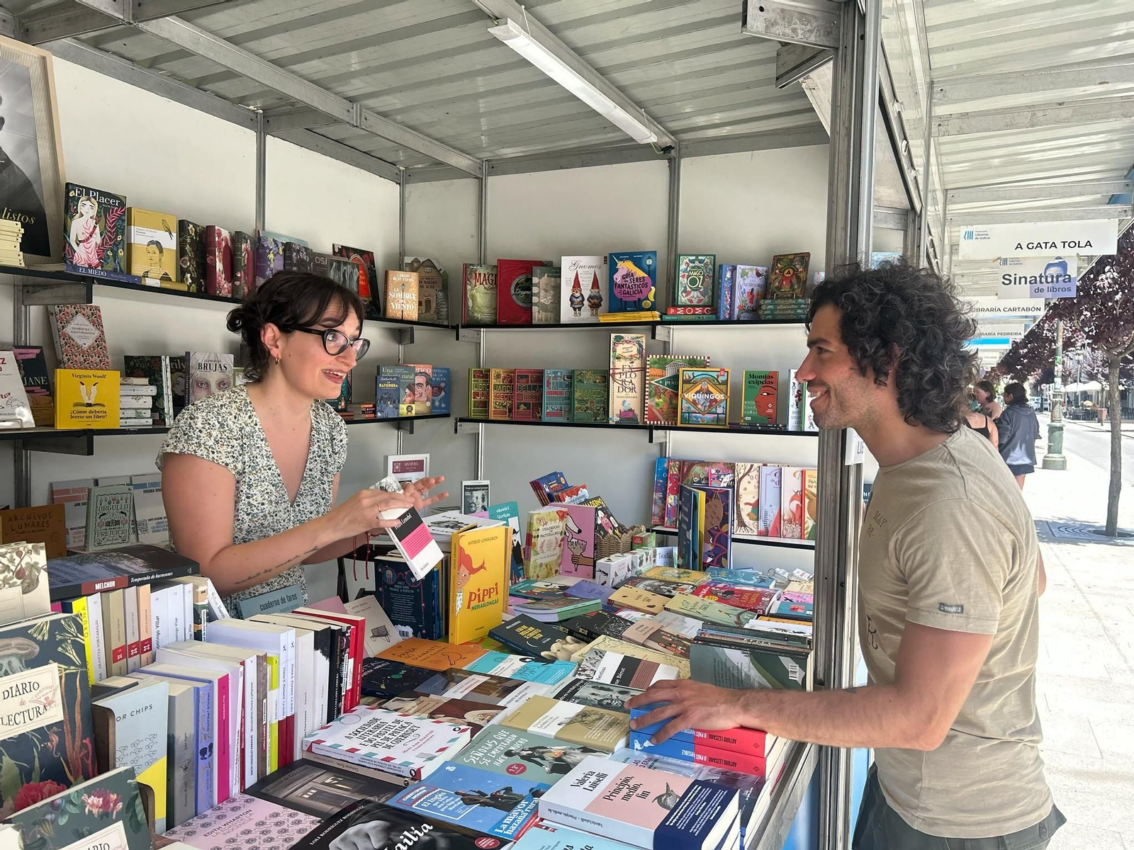 Tania Lago, de la librería Rosalía e Compañía, haciendo una recomendación a un cliente.