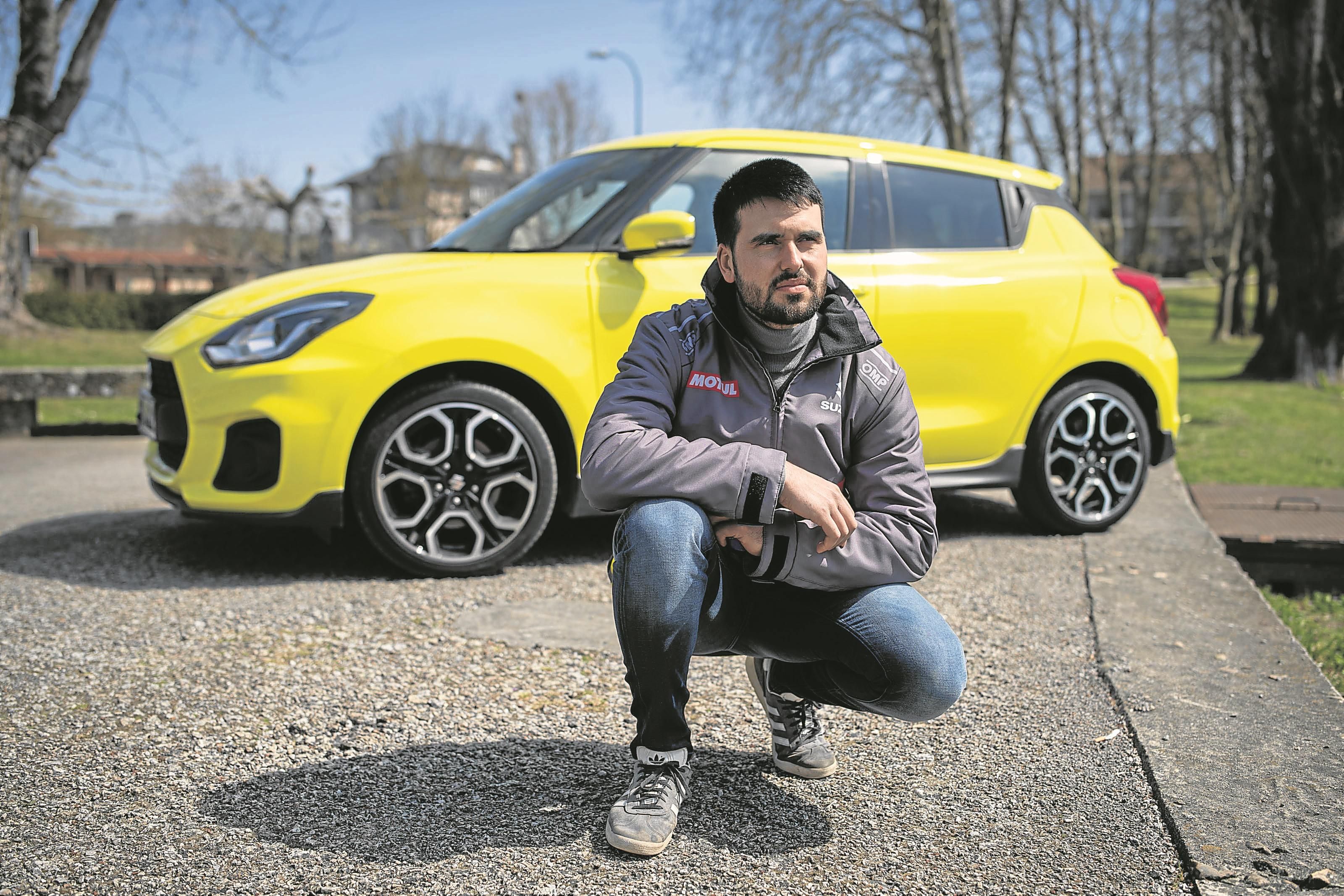 Javier Pardo, junto al vehiculo que utiliza en su vida diaria, un Suzuki Swift Sport con tecnología híbrida.