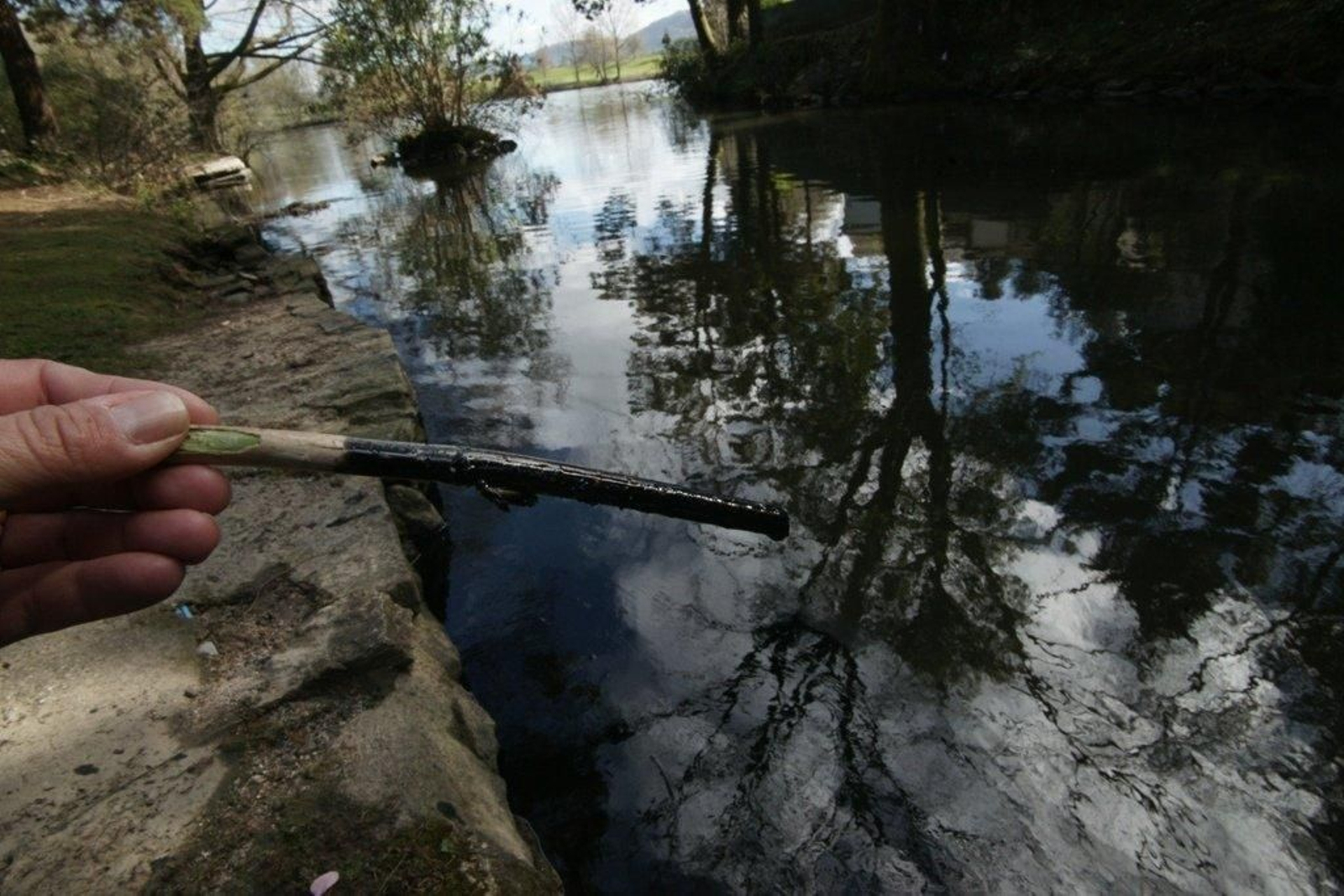 Vertido en el río Lagares Foto Vicente  06