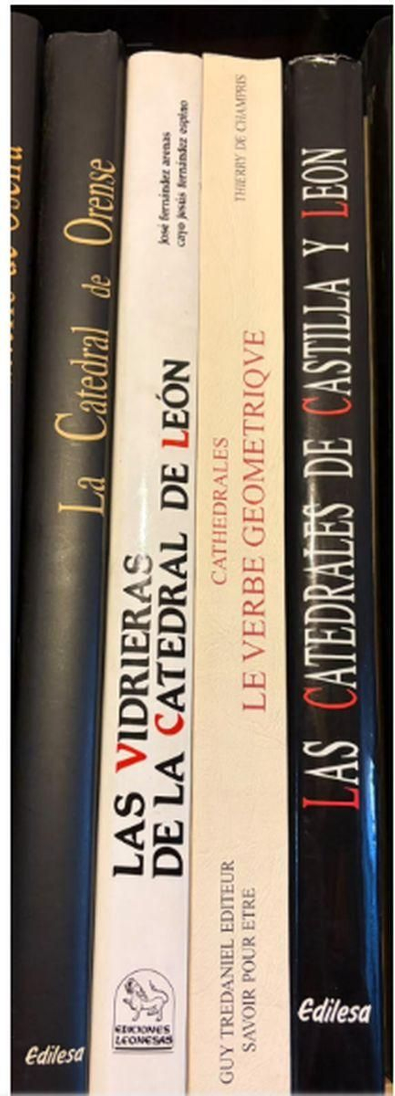 Las Catedrales se prestan mucho a las llamadas “ediciones de lujo”. La de Ourense también tiene la suya editada por la desaparecida Caja de Ahorros.