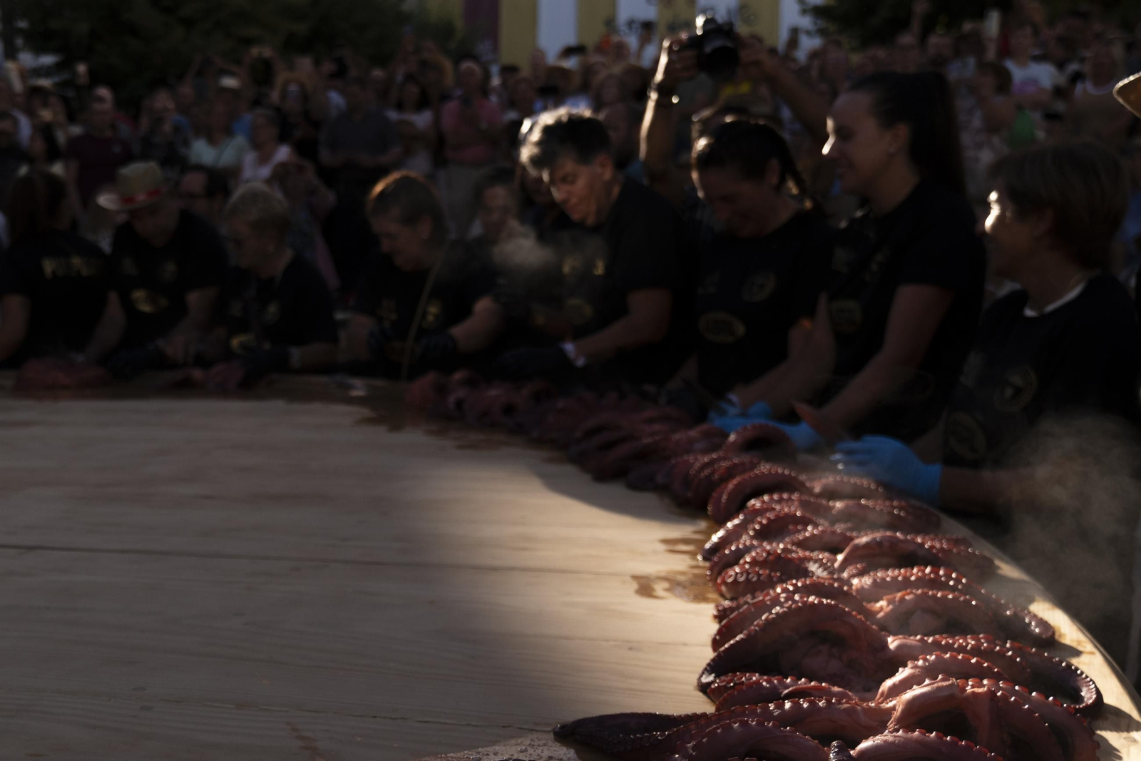 Galería | O Carballiño vuelve a hacer historia con 610 kilos de pulpo, en fotos