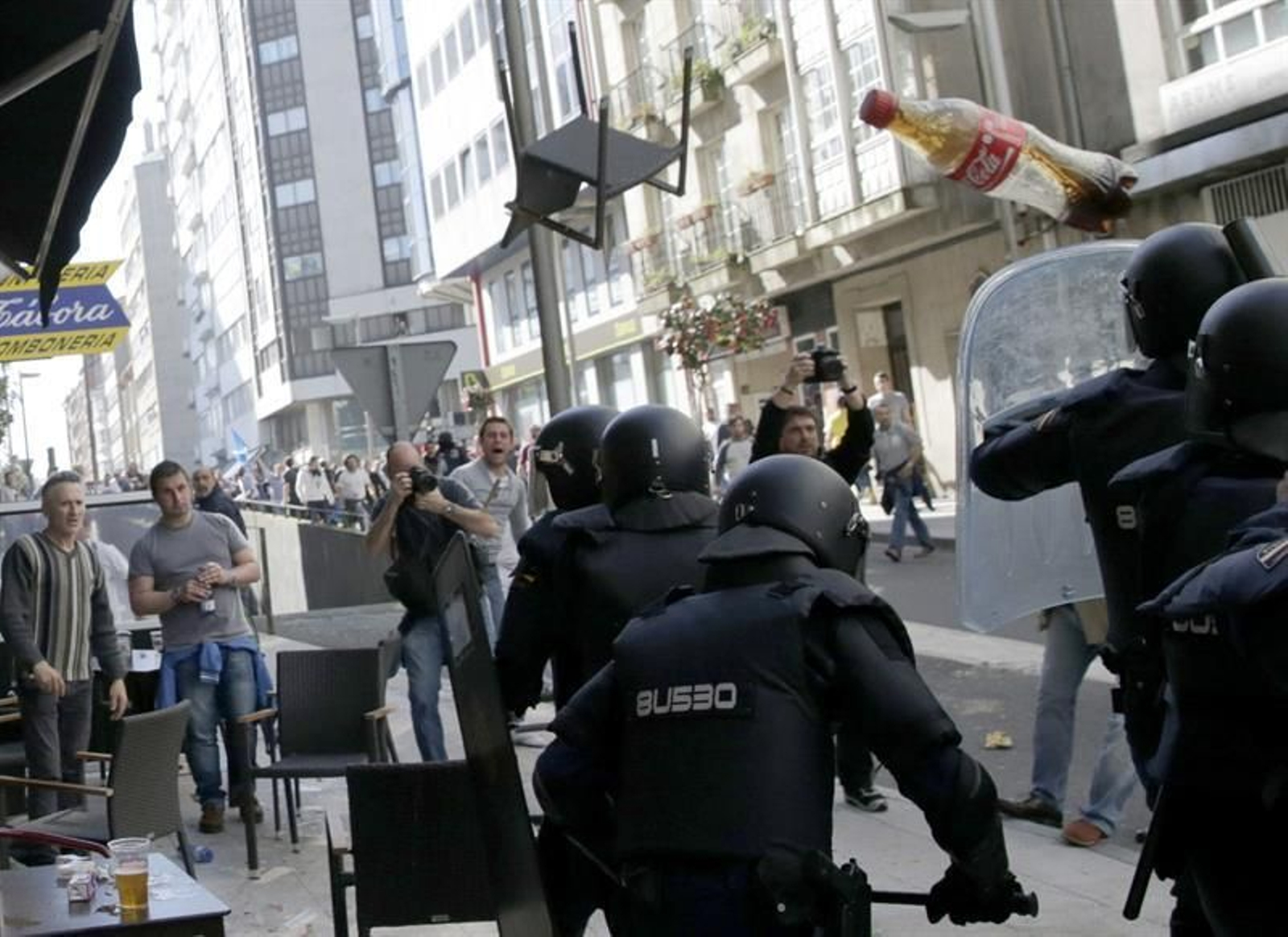 6 Carga policial en la protesta del cerco en Santiago
