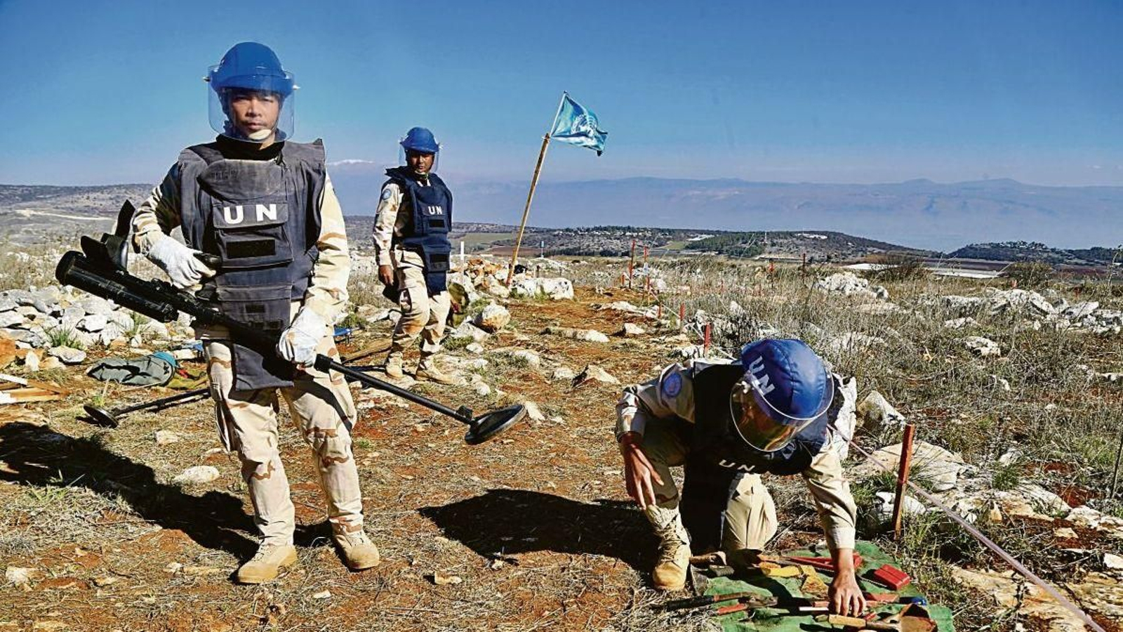 Soldados de la Fuerza Interina de Naciones Unidas en el Líbano retiran minas en la frontera.