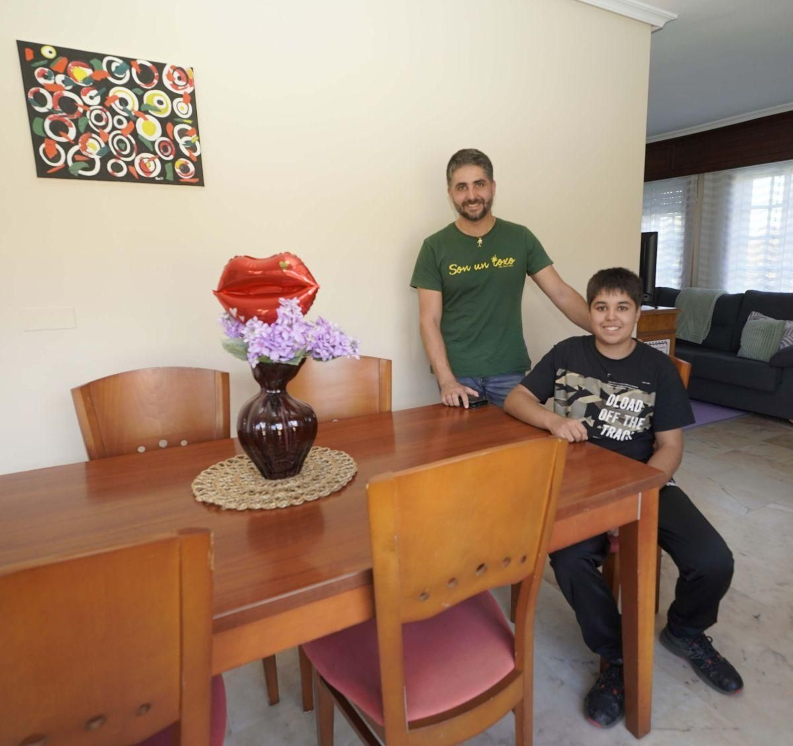 Enzo y Óscar Lorenzo, dentro de una de las dependencias de la casa de Bicos de Papel.