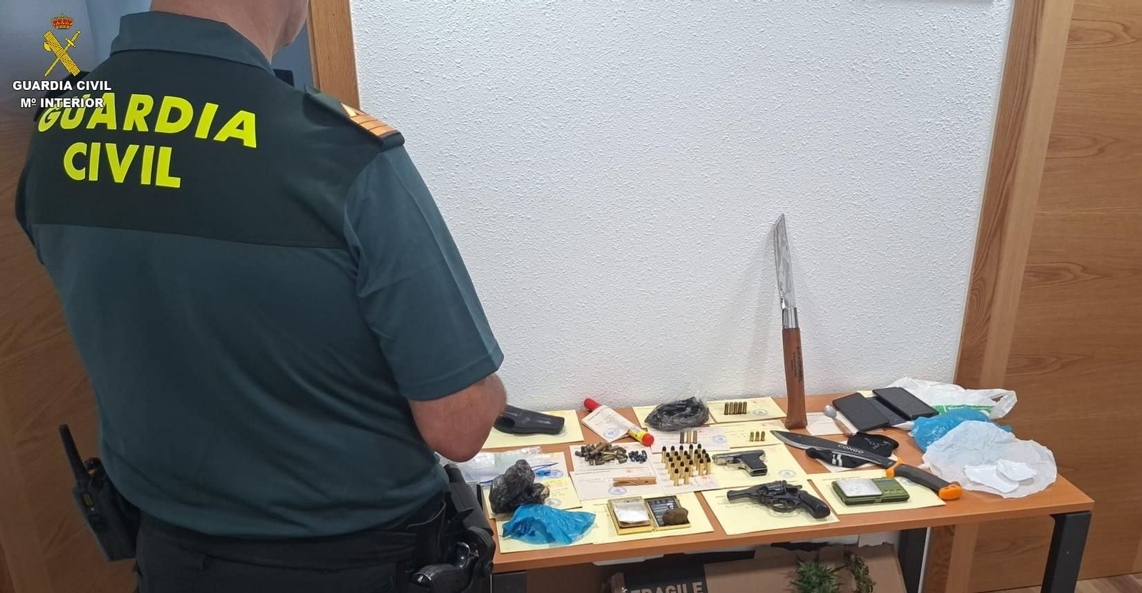 Las armas intervenidas al hombre detenido en el área de Vigo.
