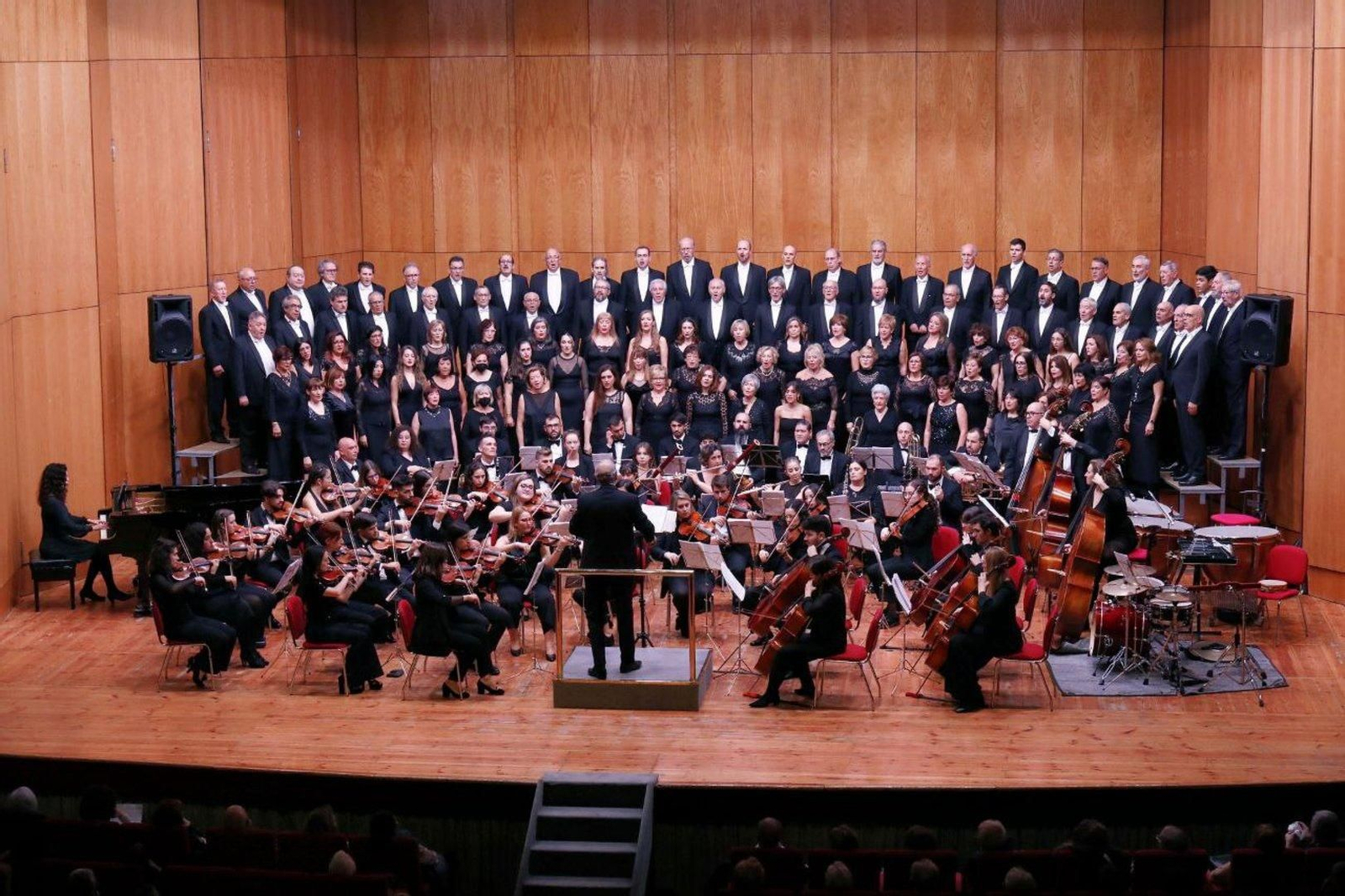 La coral Casablanca dio su concerto de Navidad número 66 en el teatro García Barbón.