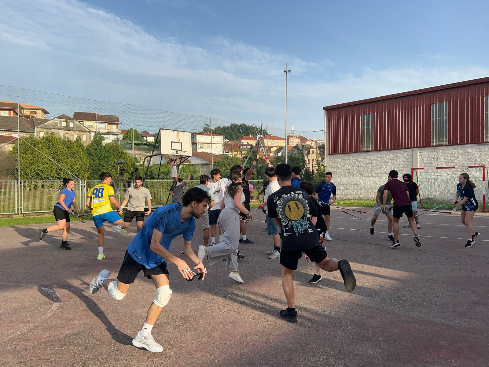 En la imagen, el grupo de bailarines de la Danza das Espadas en el patio del IES Pedro Floriani durante el ensayo de esta semana.