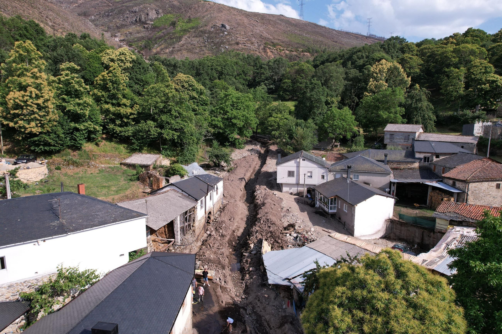 Galería | Viana do Bolo, cruzada por el torrente de agua, en fotos a vista de dron