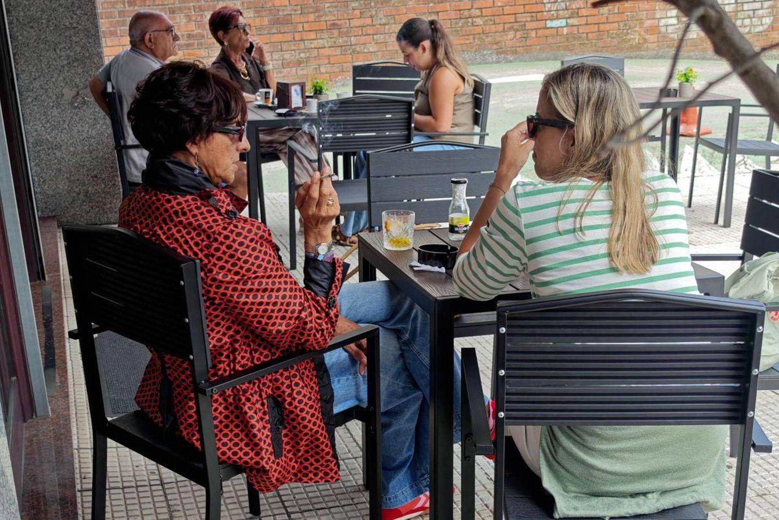 Una clienta echa un pitillo en una terraza de un local de restauración de Vigo
