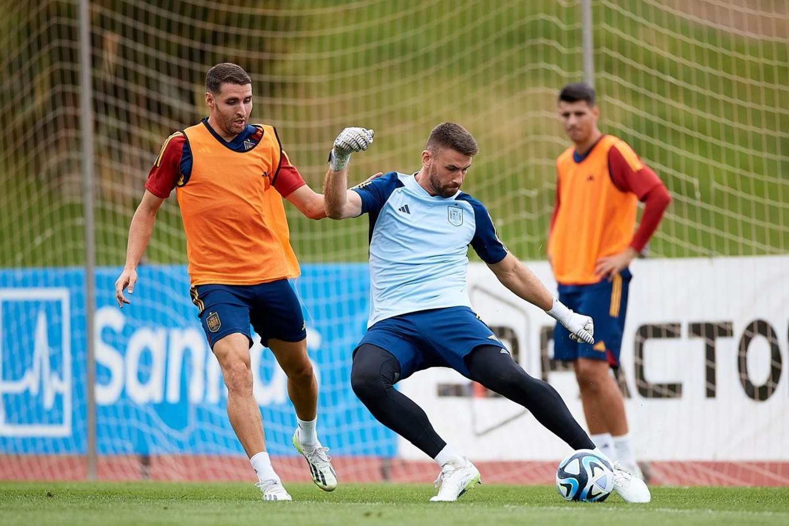 Unai Simón despeja un balón ante la presión del delantero del Braga Abel Ruiz.