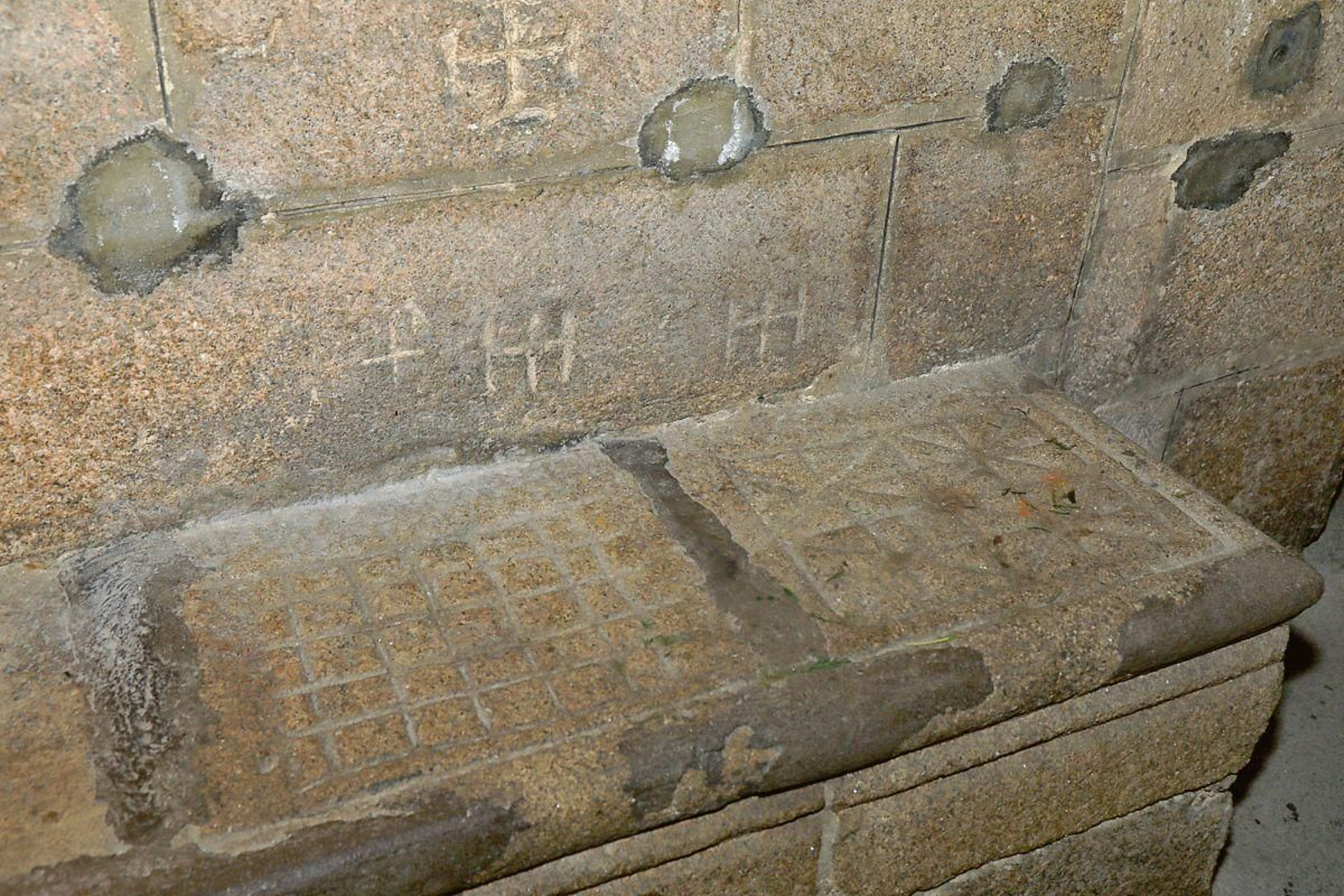 Alquerque, Son tableros de juegos, al estilo de las damas o el tres en raya, grabados en piedra por los canteros. En la Catedral hay al menos seis de tres tipologías. Se encuentran en las zonas más alejadas del culto.