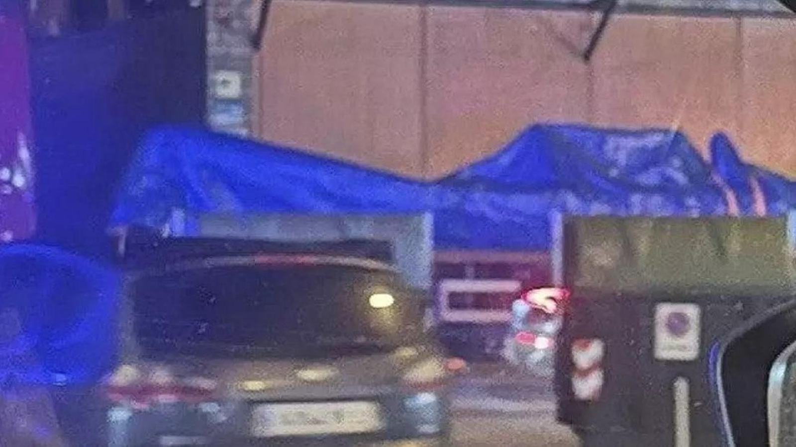 La embarcación, tapada con una lona