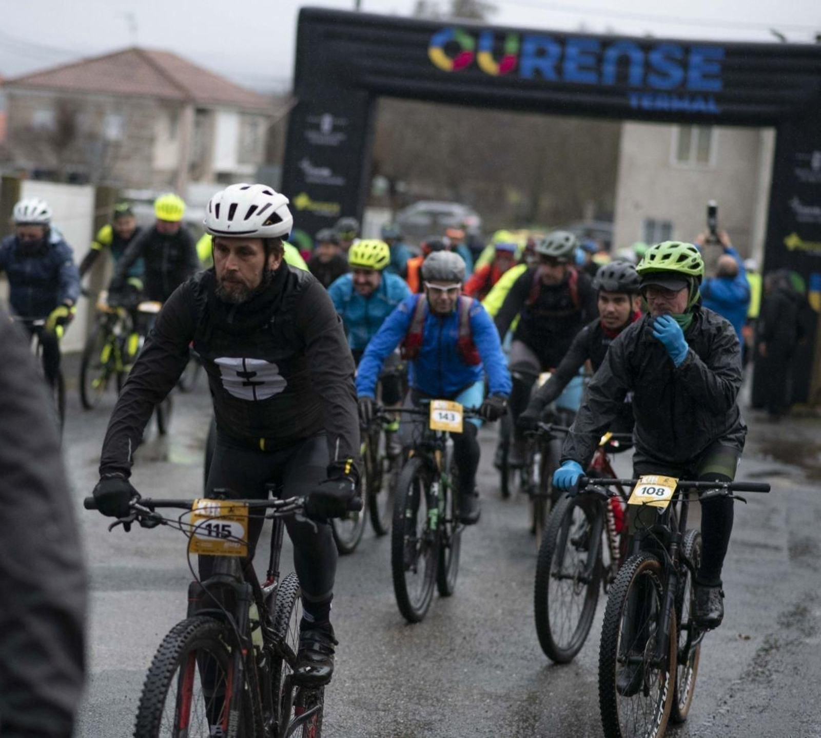 Los participantes iniciando el primer recorido de 40 kilómetros que comenzó y finalizó en Trasmiras.