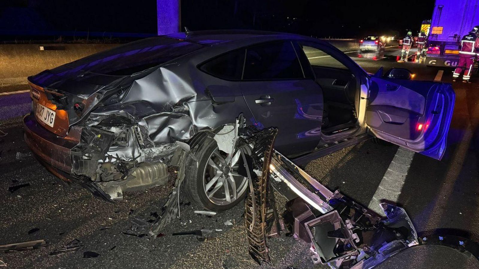 Destrozo en uno de coches implicados en el accidente en la AP-9.