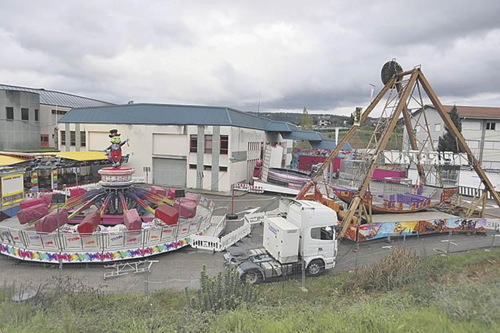 Las atracciones ya estaban ayer instaladas en el exterior de Pazolandia. JOSÉ PAZ