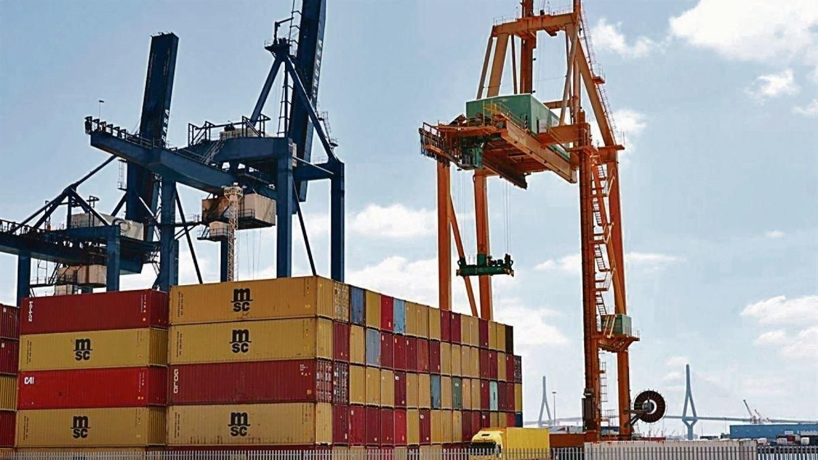 Grúas y contenedores de exportación en Cádiz.