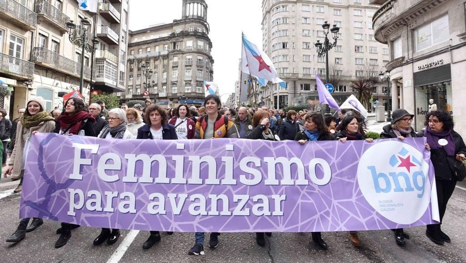 La marcha feminista recorre las calles de Vigo 43
