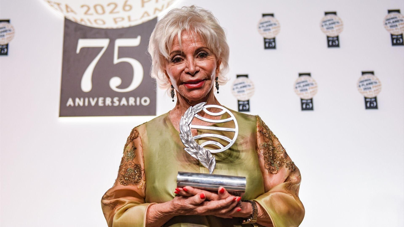 La escritora Isabel Allende con el trofeo de ganadora del Premio Planeta 2026.