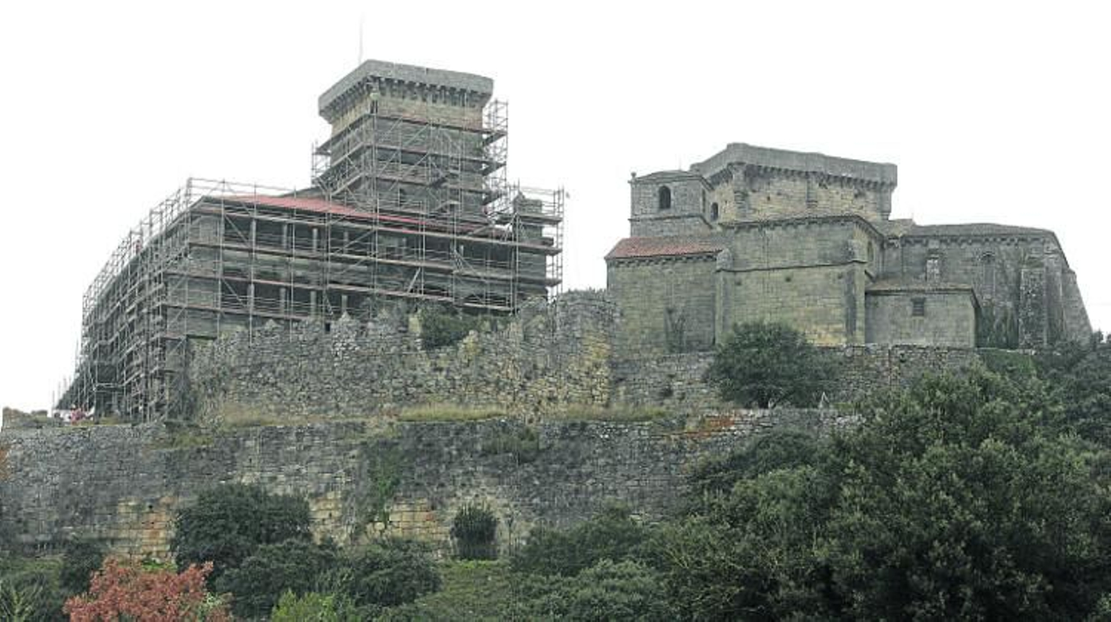 La fortaleza está en la actualidad totalmente cubierta de andamios