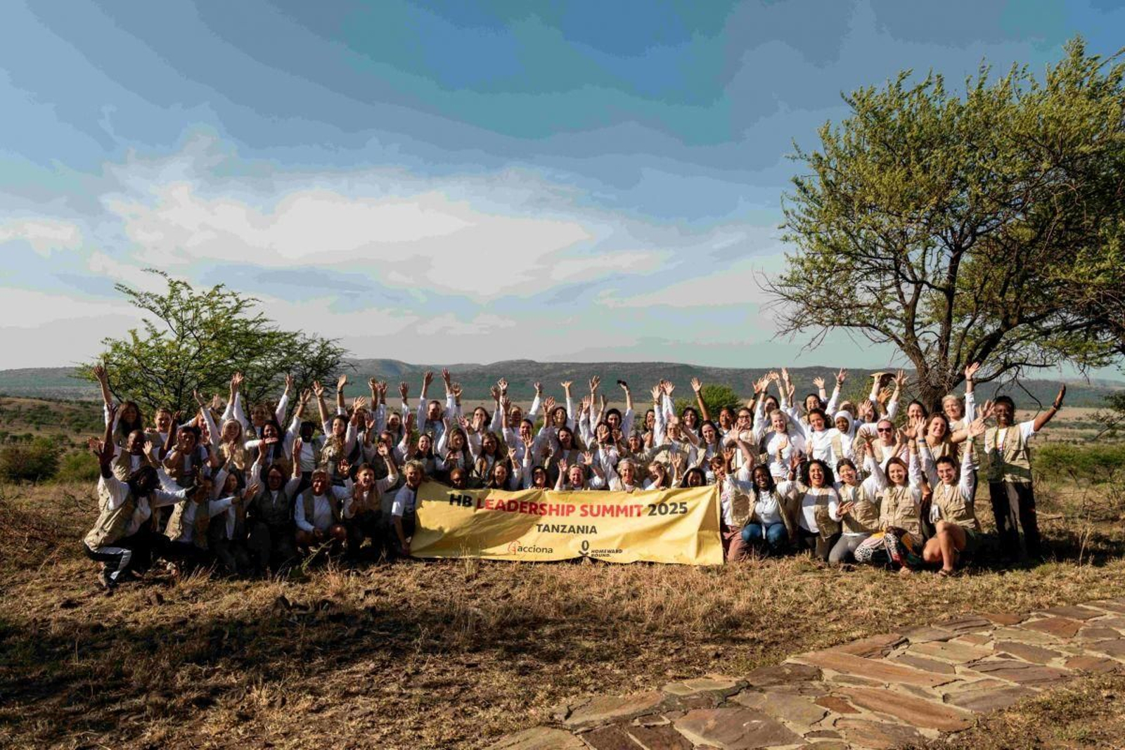 Foto de familia de las 57 participantes en el Foro de Liderazgo Femenino en Tanzania.
